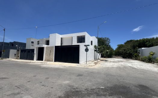 4 Bedroom House for Sale in Playa del Carmen with Nice Private Pool